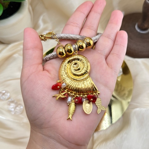 Golden Seashell Pendant Necklace – Nautical Charm with Natural Stone Accents - Picture 13 of 17